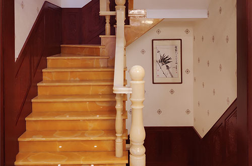 防城港中式别墅室内汉白玉石楼梯的定制安装装饰效果